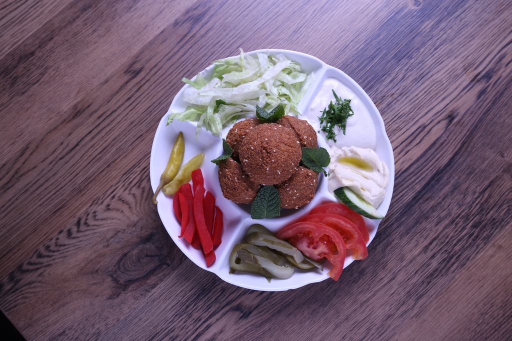 Falafel Teller ( 5 Stk. Falafel mit beilage )