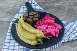 Eingelegte Gurken, Peperoni und rote Rüben (Left)